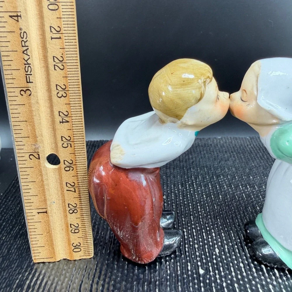 Vintage‎ Dutch Kissing Boy and Girl Figurine set 2 Ceramic Made in Japan Decor